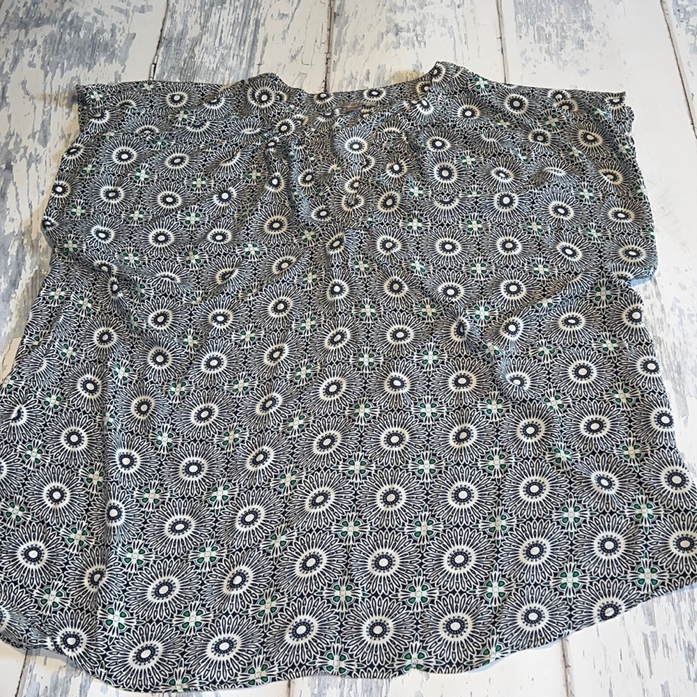Gorgeous 3x floral geometric sheer shirt